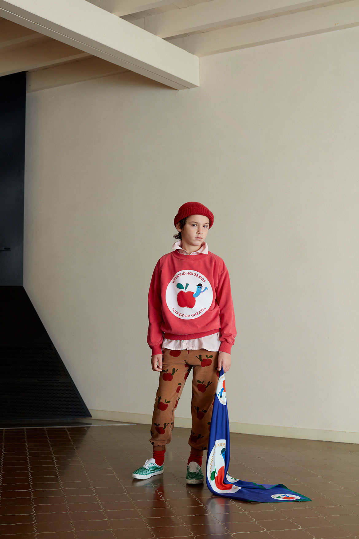 00254_red-apple-sweatshirt-weekend-house-kids-clothing-1