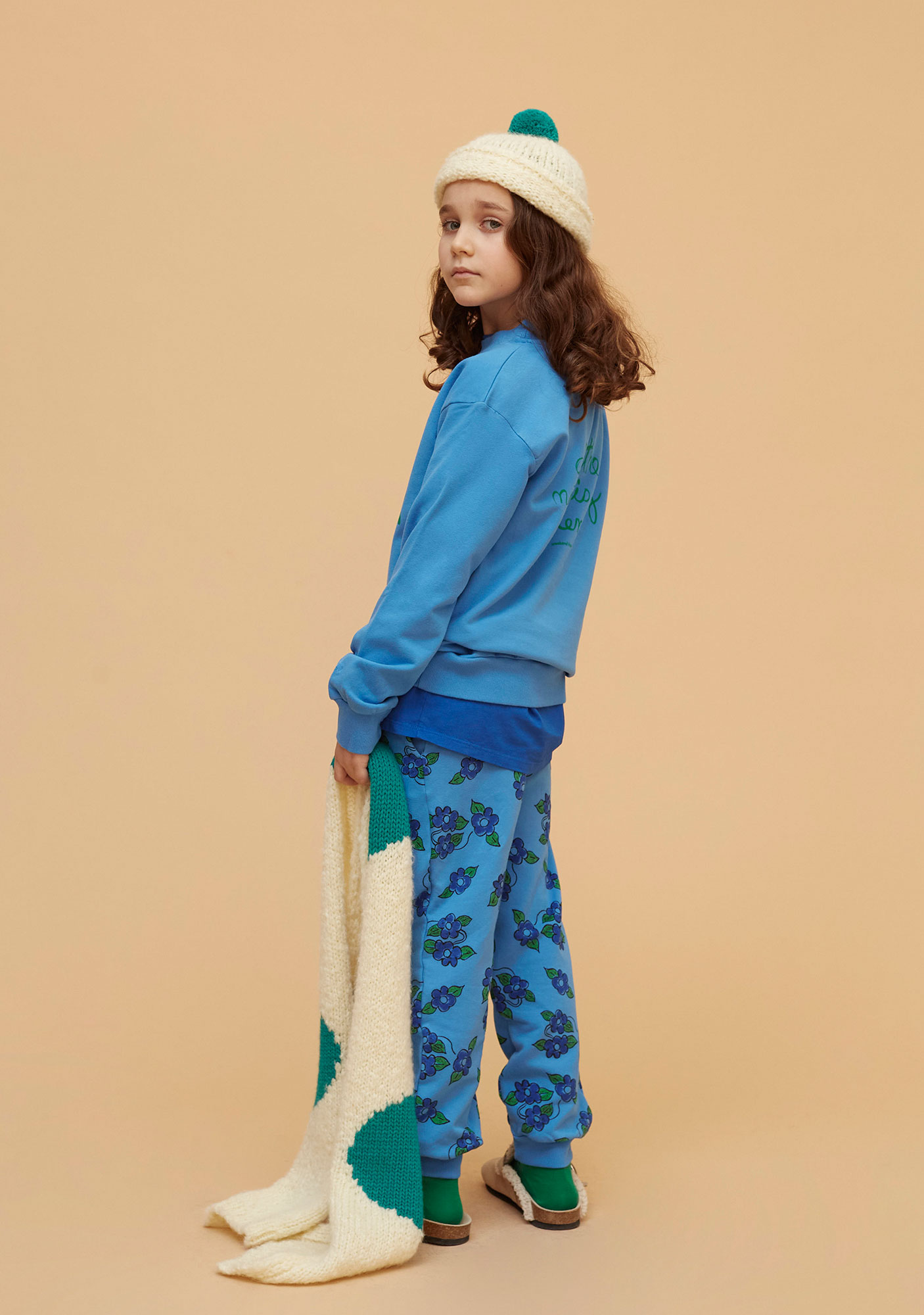 aw22-23-598-sweat-pants-blue-flowers-weekend-house-kids-3